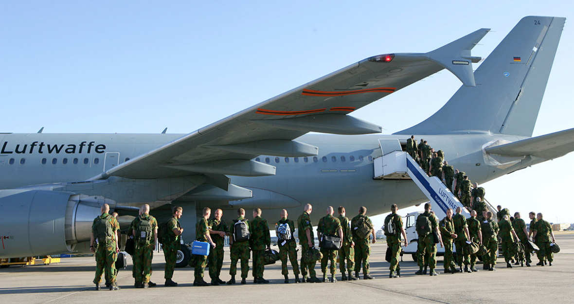 Bundeswehrsoldaten steigen in einen Airbus der Luftwaffe