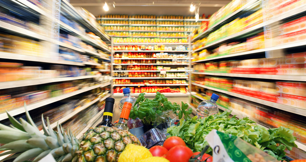 Voller Einkaufswagen im Supermarkt