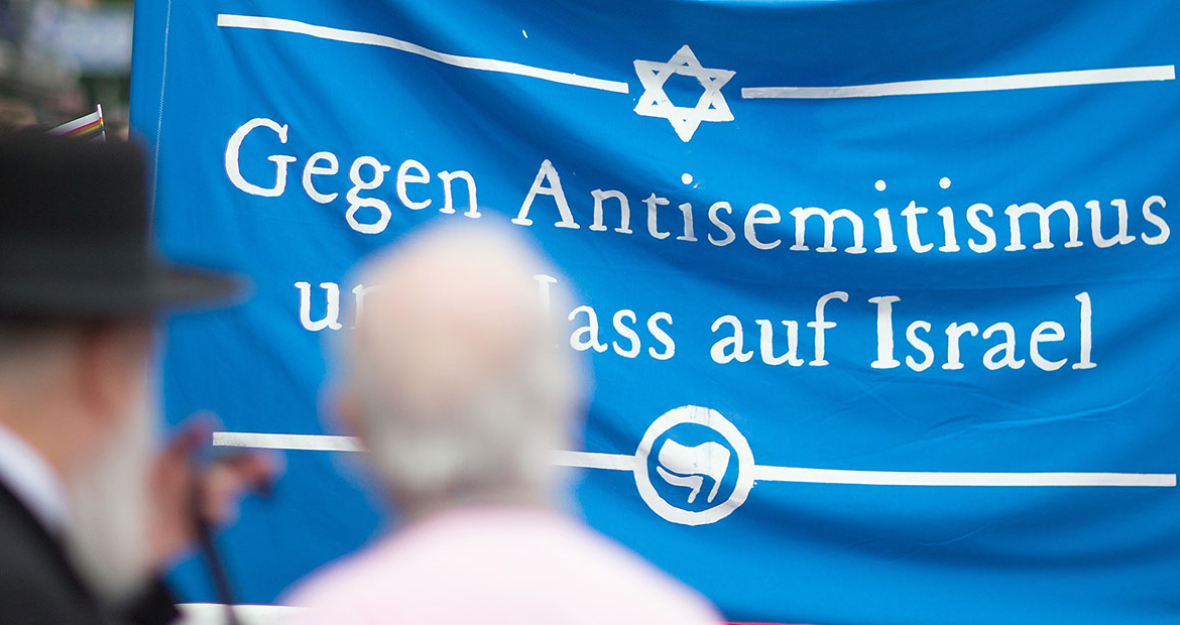 Transparent mit der Aufschrift: "Gegen Antisemitismus und Hass auf Israel"