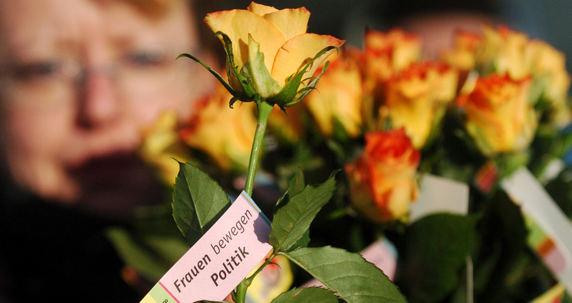 Rose mit Schriftzug 'Frauen bewegen Politik'