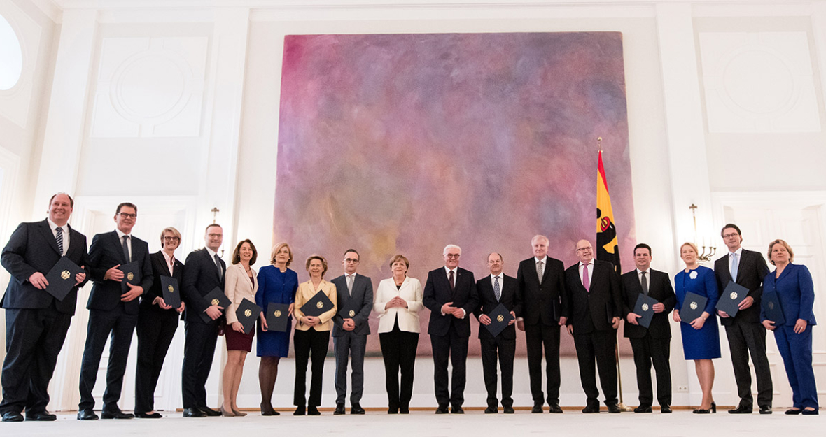 Bundespräsident Walter Steinmeier stellt sich in Schloss Bellevue nach der Übergabe der Ernennungsurkunden mit Bundeskanzlerin und den Ministern zum Gruppenbild