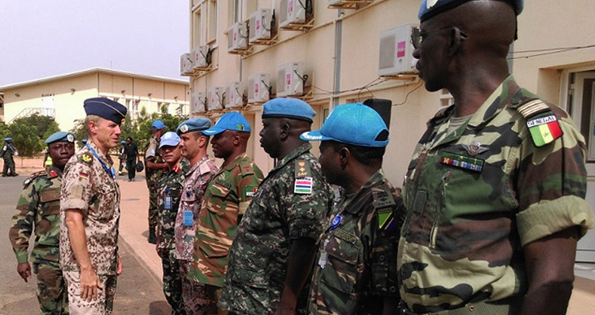 Begrüßung eines Bundeswehrsoldaten durch hochrangige UNAMID-Vertreter 