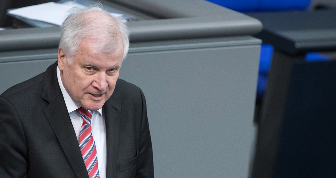 Bundesminister Horst Seehofer redet während der Plenarsitzung