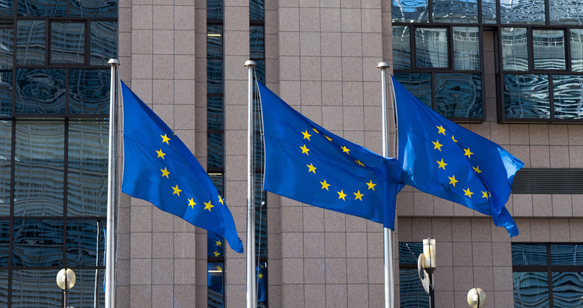 Fahnen wehen im Wind vor dem Gebäude des Rates der Europäischen Union 