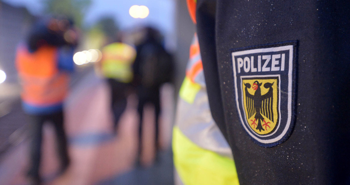 Bundespolizisten kontrollieren am Grenzübergang bei Rosenheim