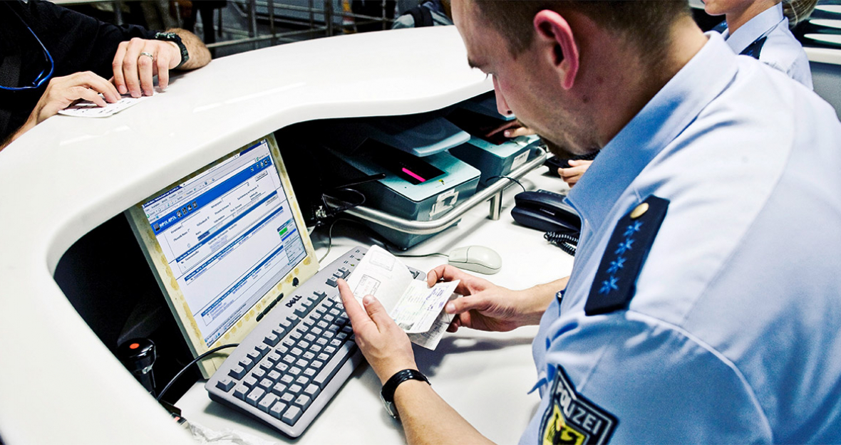 Bundespolizist bei Passkontrolle