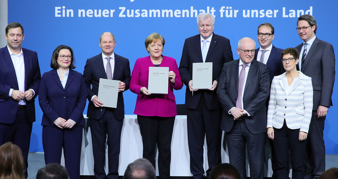 12.03.2018, Berlin: Bundeskanzlerin Angela Merkel (CDU), der CSU-Vorsitzende Horst Seehofer und der kommissarische SPD-Vorsitzende Olaf Scholz zeigen im Paul-Löbe-Haus den unterzeichneten Koalitionsvertrag. V.l. SPD-Generalsekretär Lars Klingbeil, die SPD-Fraktionsvorsitzende Andrea Nahles, Olaf Scholz, Angela Merkel, Horst Seehofer der CDU-Fraktionsvorsitzende Volker Kauder, CSU-Landesgruppenchef Alexander Dobrindt, CDU-Generalsekretärin Annegret Kramp-Karrenbauer und CSU-Generalsekretär Andreas Scheuer. 