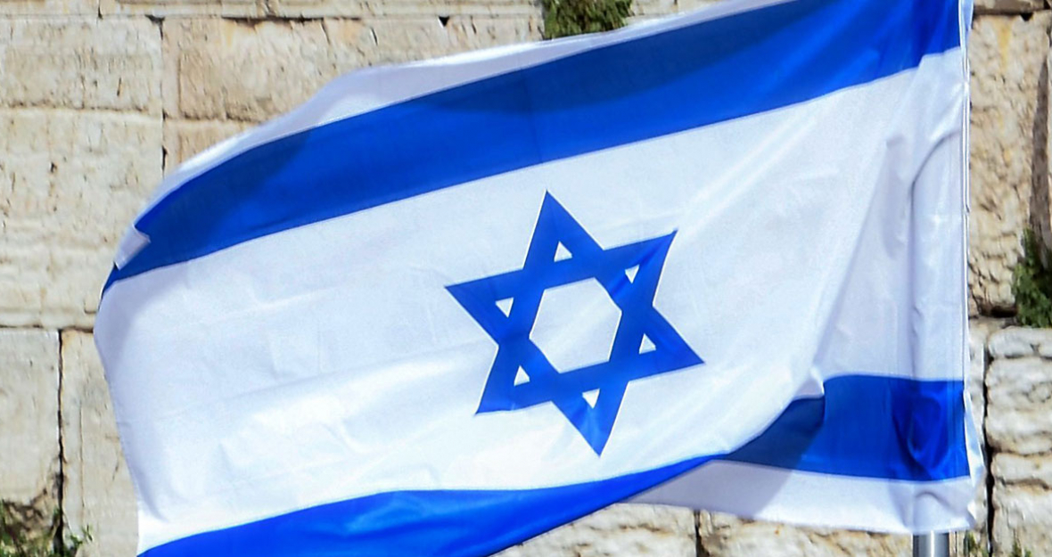Israelische Flagge weht vor der Klagemauer auf dem Tempelberg in Jerusalem