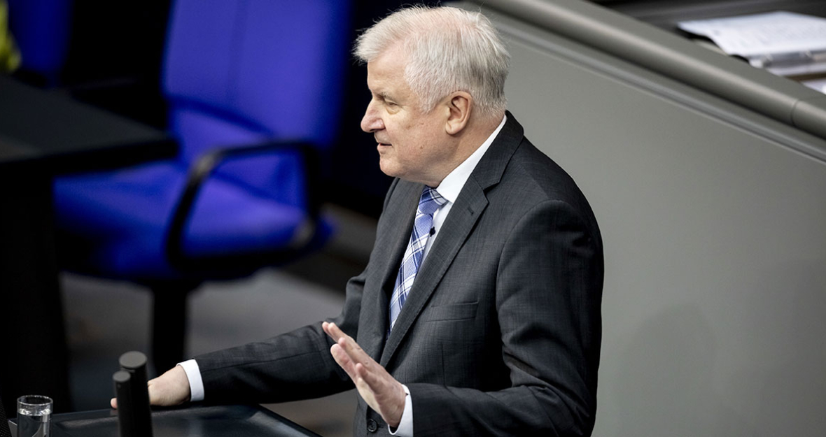 Bundesinnenminister Horst Seehofer spricht im Plenum des Deutschen Bundestages