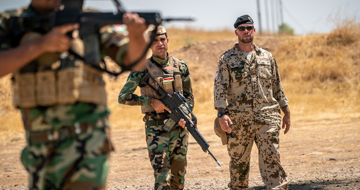 Bundeswehrsoldat begleitet auf dem Truppenübungsplatz in Bnaslawa die Ausbildung kurdischer Peschmerga