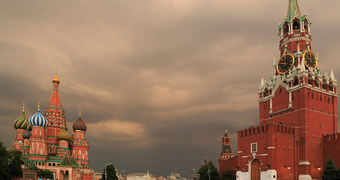 Dunkle Wolken hinter Rotem Platz mit Kreml und Basilius-Kathedrale, Moskau