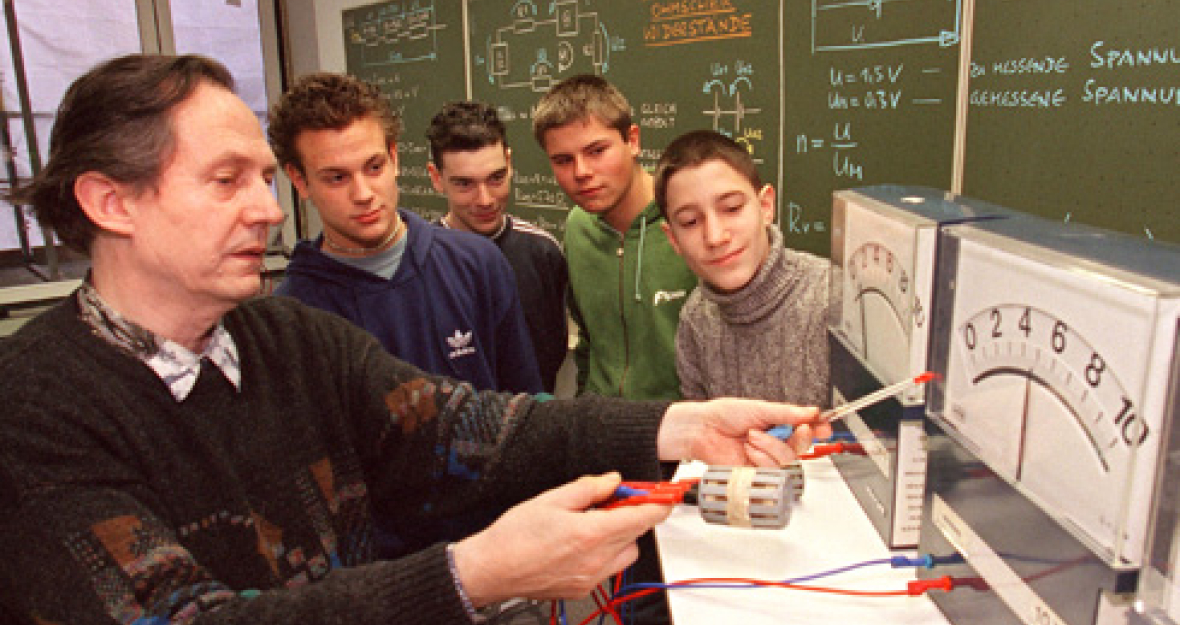 Auszubildende in der Berufsschule Auszubildende in der Berufsschule_490x275