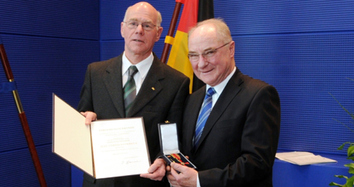Bundestagspräsident Prof. Dr. Norbert Lammert (li) überreicht namens des Bundespräsidenten Joachim Gauck, das Bundesverdienstkreuz am Bande an Franz Obermeier (re) Bundestagspräsident Prof. Dr. Norbert Lammert (li) überreicht namens des Bundespräsidenten Joachim Gauck, das Bundesverdienstkreuz am Bande an Franz Obermeier (re)