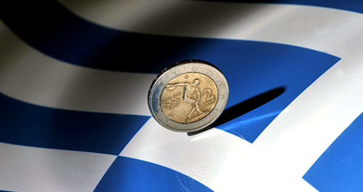 Euro-Münze auf Griechenland-Fahne