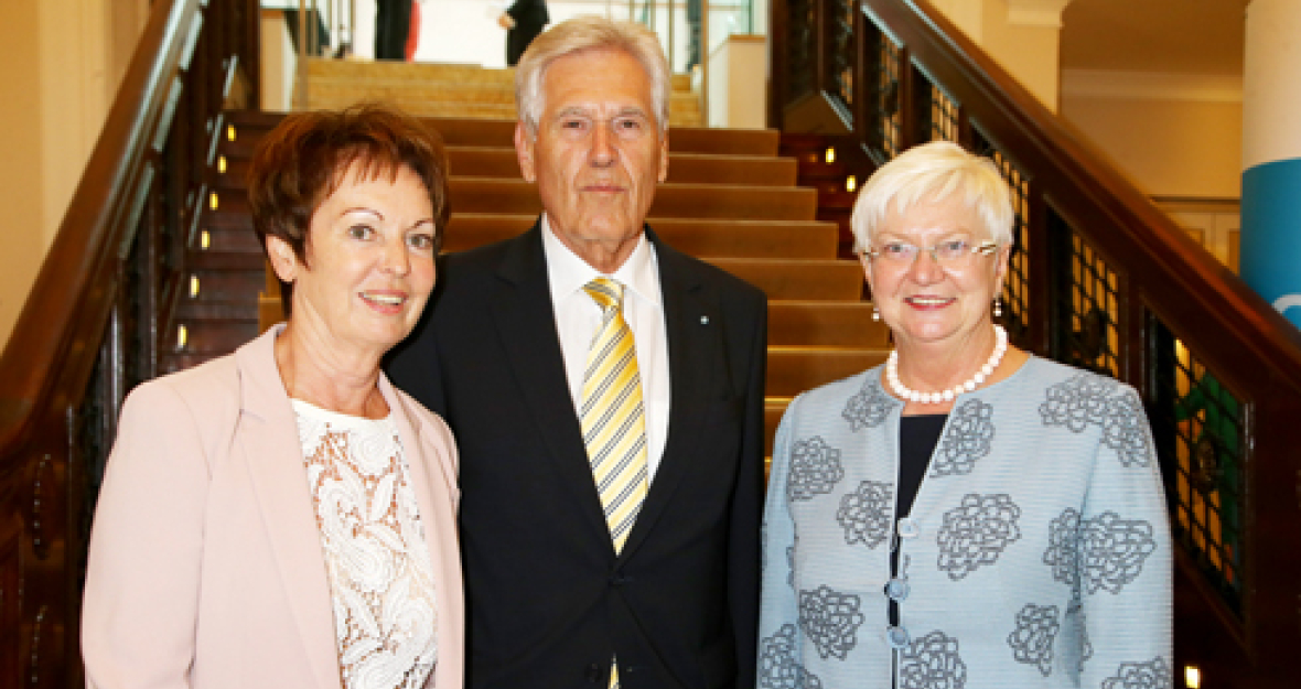 Gerda Hasselfeldt  begrüßt Bundesminister a.D. Michael Glos und Ehefrau Ilse in der Bay. Landesvertretung