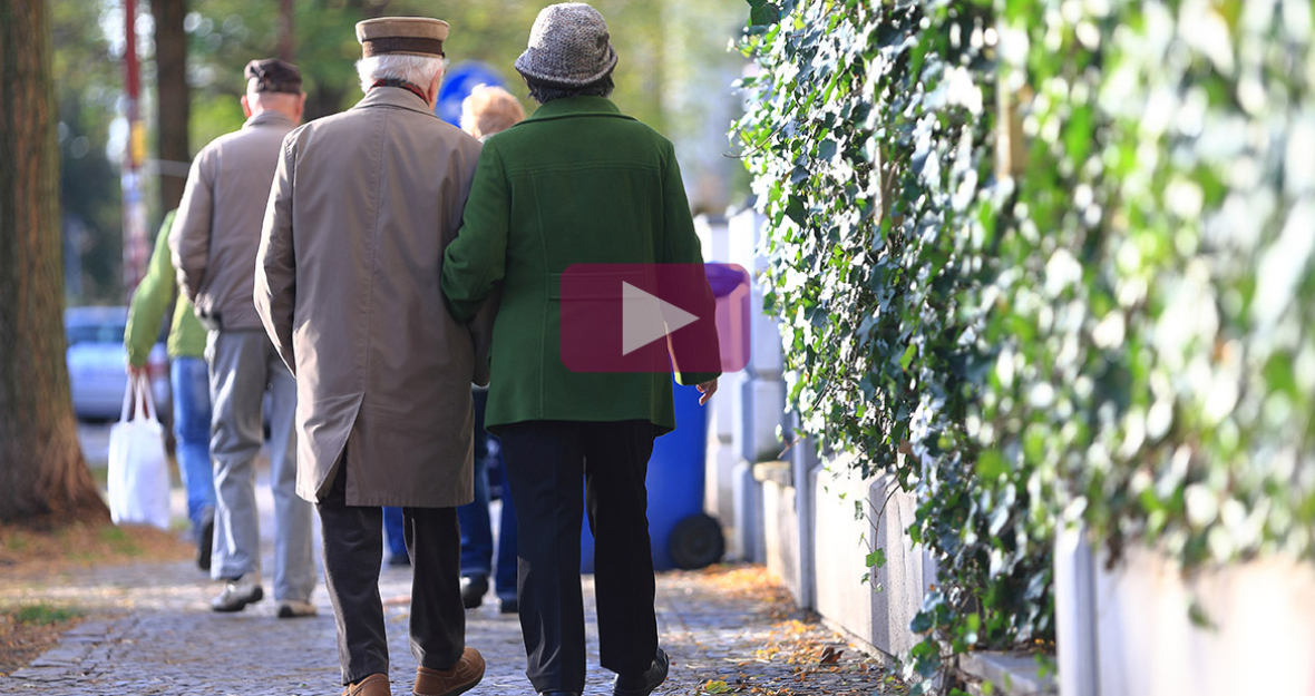 Rentner beim Spaziergang Rentner beim Spaziergang