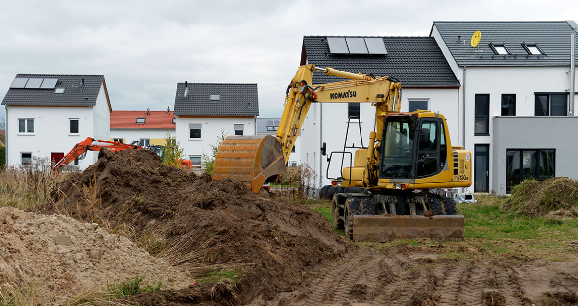 Bagger auf einer Baustelle in einem Neubaugebiet