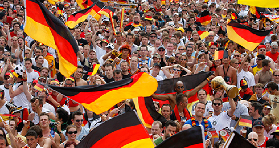 Jubelnde Fans der deutschen Nationalmannschaft_490x275