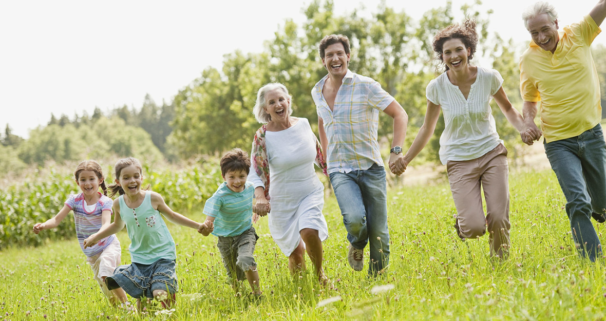 Familie läuft über eine Wiese