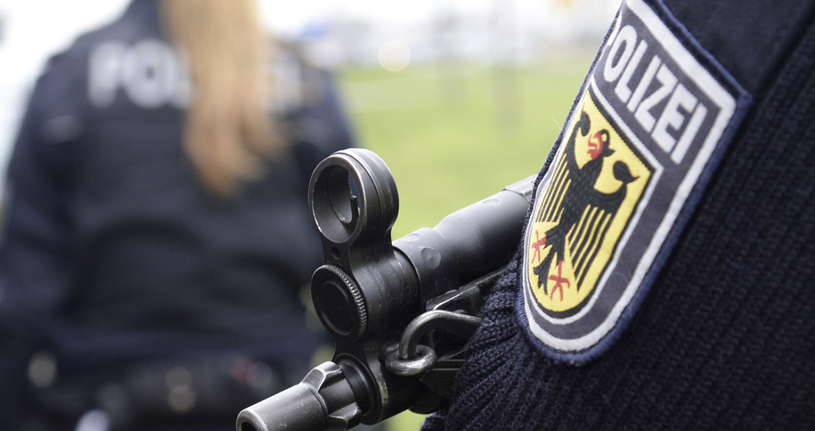 Polizist mit Maschinengewehr