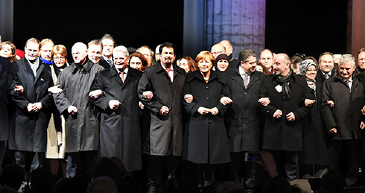 „Die Terroristen wollten uns spalten. Erreicht haben sie das Gegenteil. Sie haben uns zusammengeführt“, sagte Bundespräsident Joachim Gauck in seiner Rede anlässlich der Mahnwache vor dem Brandenburger Tor