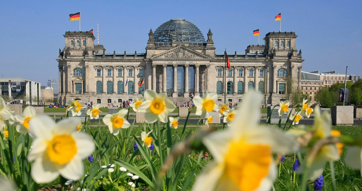 Reichstagsgebäude im Frühling