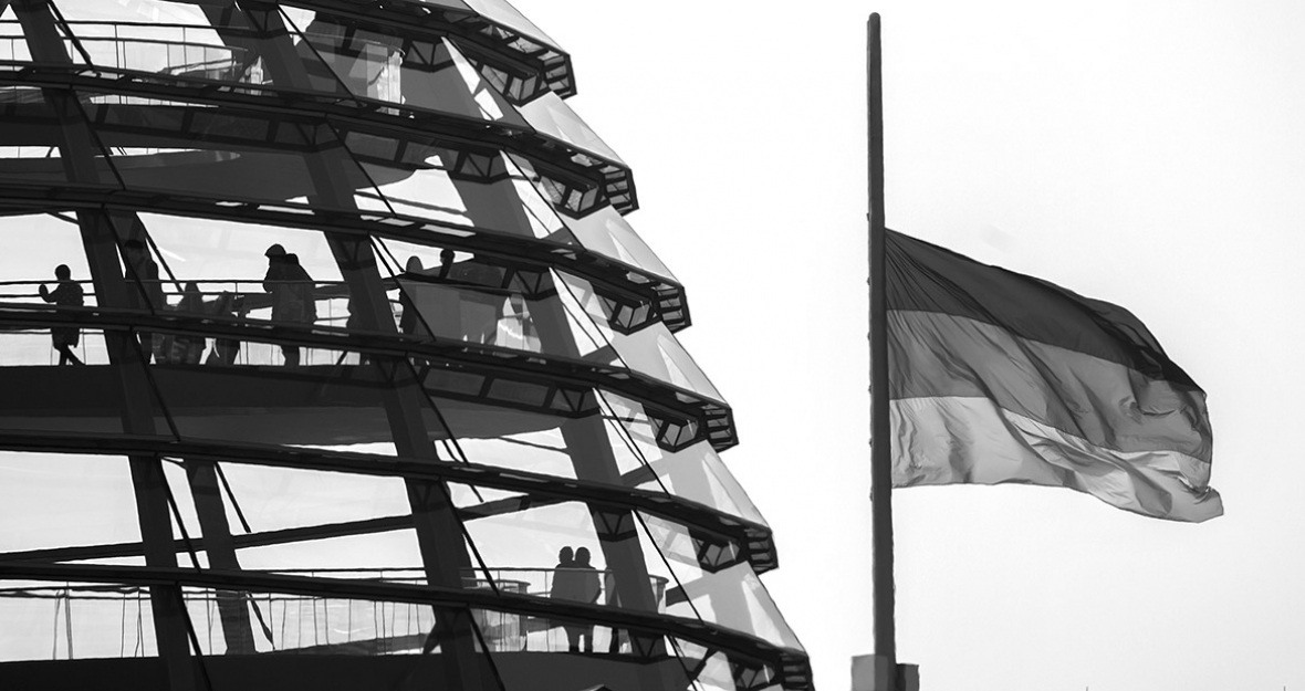 Flaggen auf Halbmast auf dem Deutschen Bundestag
