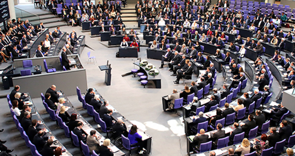 Vor 70 Jahren endete der Zweite Weltkrieg. Im Plenarsaal kamen der Deutsche Bundestag und der Bundesrat zu einer Gedenkstunde anlässlich des 8. Mai 1945 zusammen.