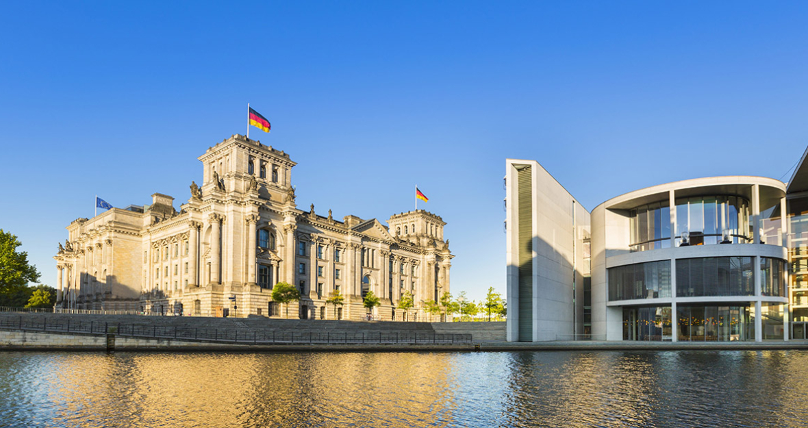 Reichstagsgebäude im Sommer