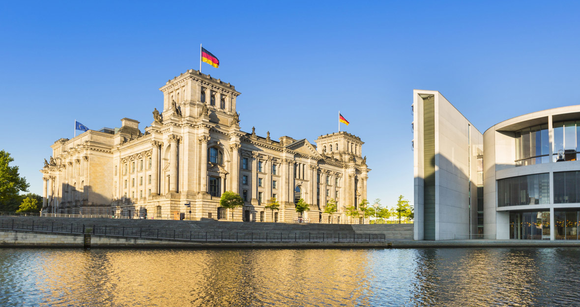 Reichstagsgebäude im Sommer