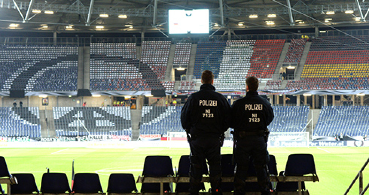 Zwei Polizisten stehen auf der Tribüne der HDI-Arena in Hannover Zwei Polizisten stehen auf der Tribüne der HDI-Arena in Hannover