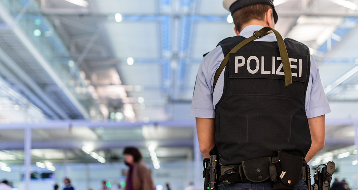 Polizist im Flughafen