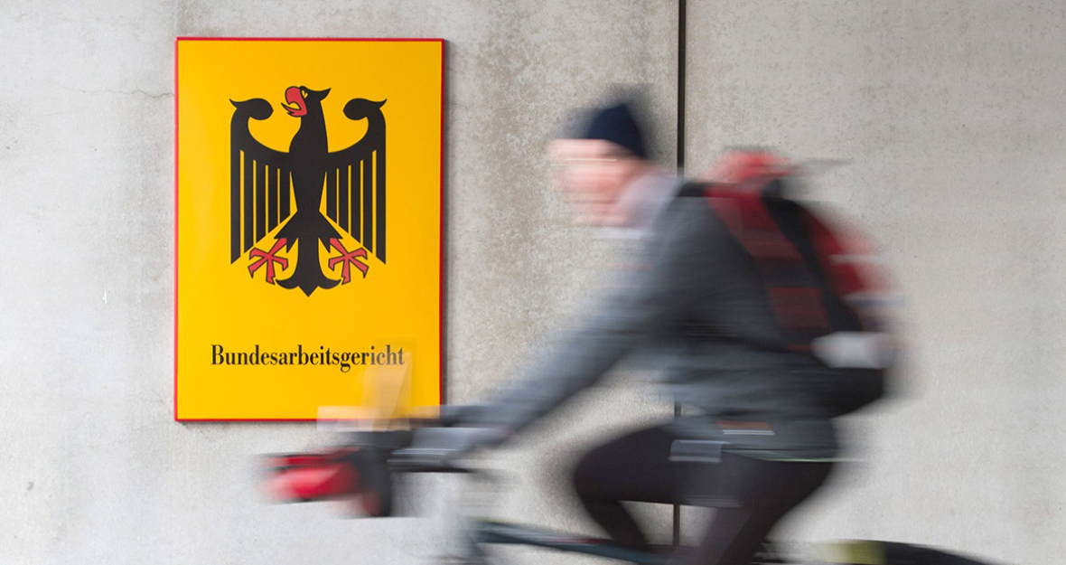 Radfahrer vor Behördenschild Bundesarbeitsgericht Radfahrer vor Behördenschild Bundesarbeitsgericht