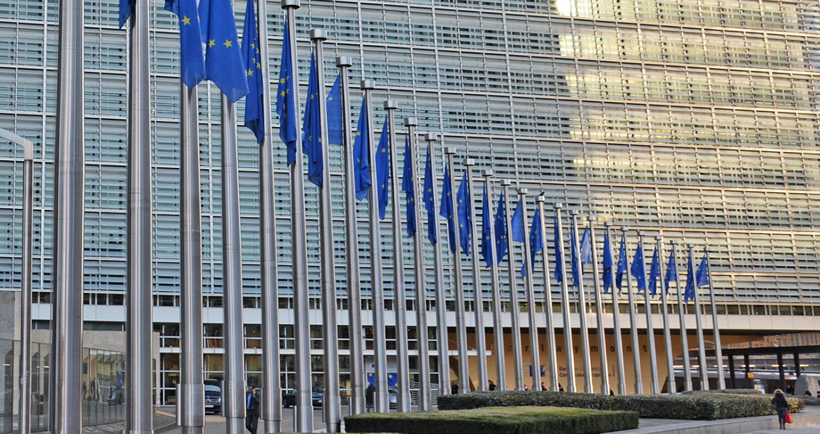 Europafahnen wehen vor der EU-Kommission in Brüssel