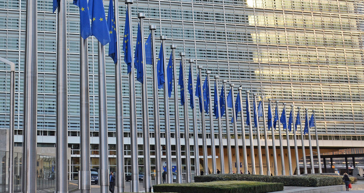 Europafahnen wehen vor der EU-Kommission in Brüssel Europafahnen wehen vor der EU-Kommission in Brüssel