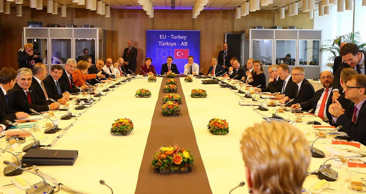 Die Staats- und Regierungschefs der EU beim gemeinsamen Treffen mit dem türkischen Ministerpräsidenten in Brüssel