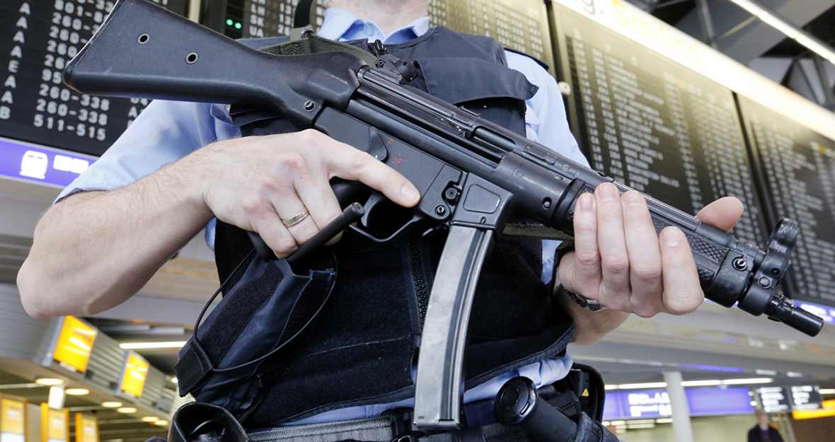 Ein bewaffneter Polizist sichert ein Flughafenterminal 