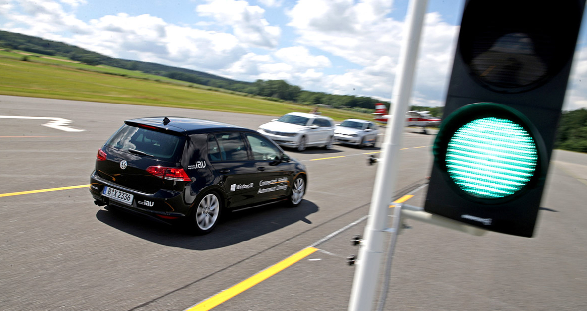 Ein automatisierter VW Golf fährt über eine Teststrecke Ein automatisierter VW Golf fährt über eine Teststrecke