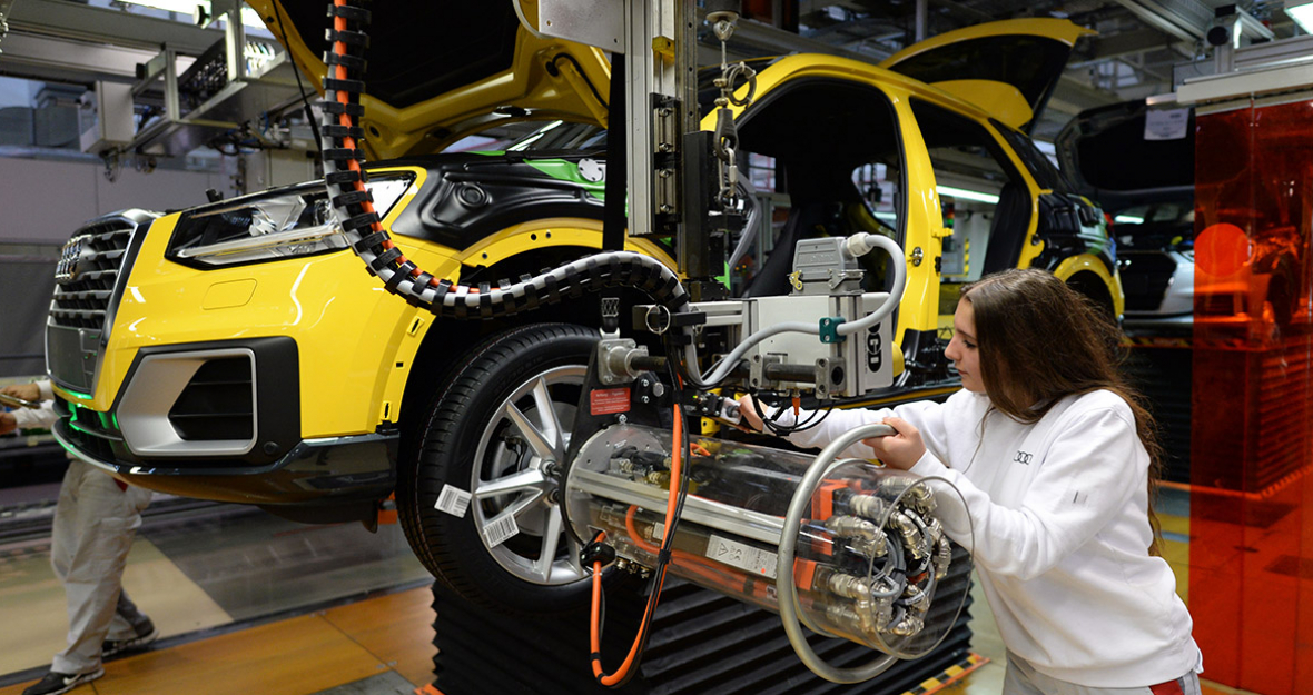Fertigungsmechanikerin arbeitet an einem Fließband im Audi-Werk Ingolstadt