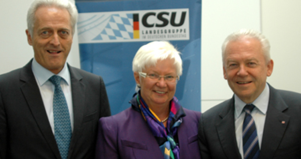 CSU-Landesgruppenvorsitzende Gerda Hasselfeldt und Bundesminister Dr. Peter Ramsauer im Gespräch mit dem Vorstandsvorsitzenden der Deutschen Bahn AG, Dr. Rüdiger Grube CSU-Landesgruppenvorsitzende Gerda Hasselfeldt und Bundesminister Dr. Peter Ramsauer im Gespräch mit dem Vorstandsvorsitzenden der Deutschen Bahn AG, Dr. Rüdiger Grube
