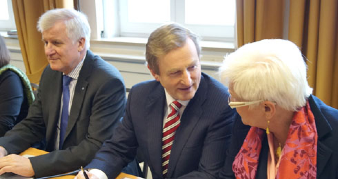 Gerda Hasselfeldt im Gespräch mit Enda Kenny, Premierminister von Irland Gerda Hasselfeldt im Gespräch mit Enda Kenny, Premierminister von Irland