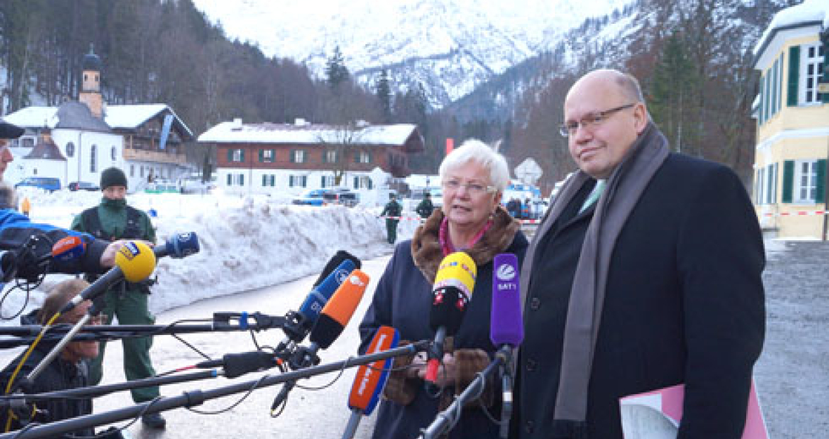 Gerda Hasselfeldt begrüßt Peter Altmaier, Bundesminister für Umwelt, Naturschutz und Reaktorsicherheit, in Wildbad Kreuth Gerda Hasselfeldt begrüßt Peter Altmaier, Bundesminister für Umwelt, Naturschutz und Reaktorsicherheit, in Wildbad Kreuth