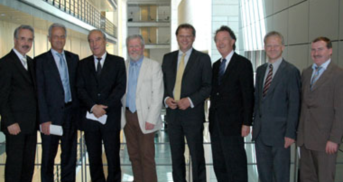 Dr. Peter Ramsauer im Gespräch mit Architekten und Ingenieure Dr. Peter Ramsauer im Gespräch mit Architekten und Ingenieure