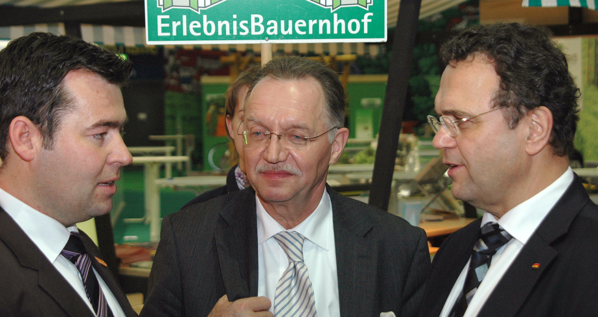 Dr. Hans-Peter Friedrich und Bauernpräsident Gerd Sonnleitner beim gemeinsamen Messerundgang 