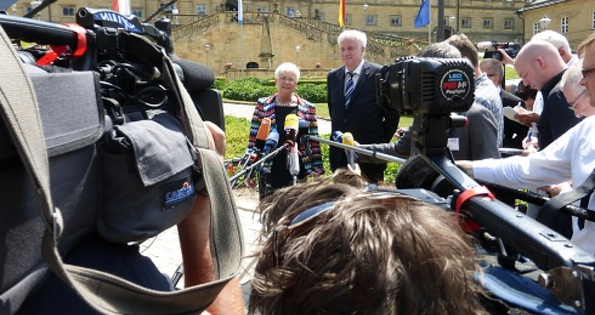 Gerda Hasselfeldt begrüßt Horst Seehofer vor der Klausurtagung in Kloster Banz Gerda Hasselfeldt begrüßt Horst Seehofer vor der Klausurtagung in Kloster Banz