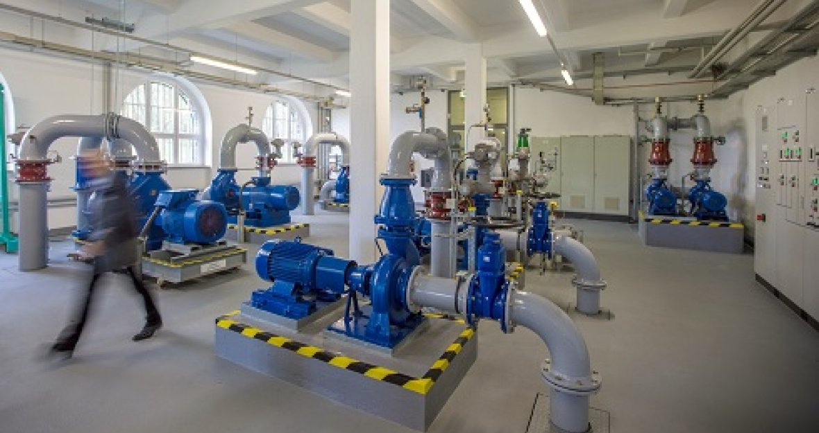 Wirtschaft: Innenansicht auf Förderpumpen im Wasserwerk