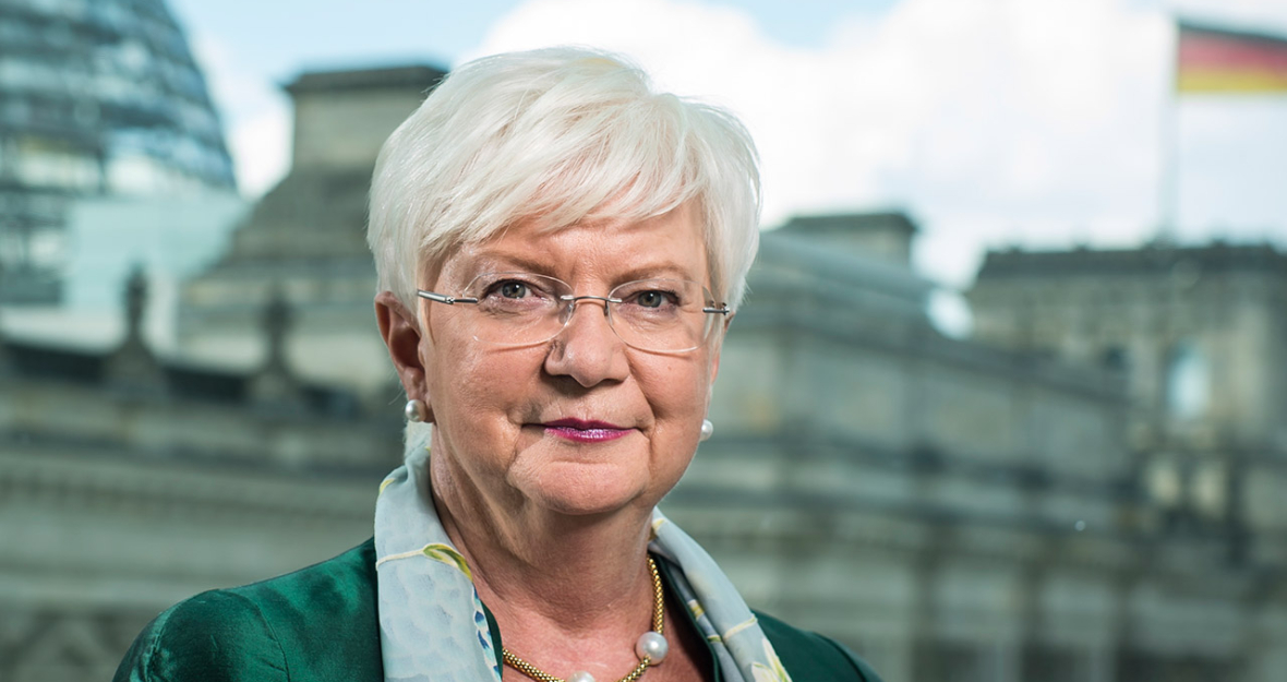 Gerda Hasselfeldt vor dem Reichstag