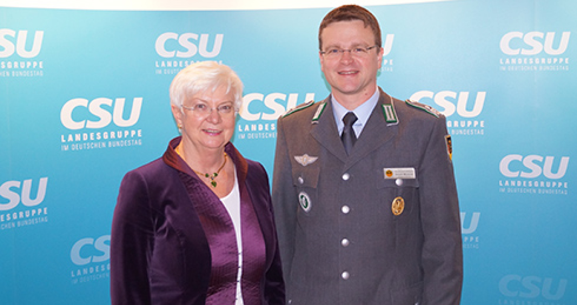 Im Zusammenhang mit dem Bundeswehr-Attraktivitätssteigerungsgesetz sprach die CSU-Landesgruppenvorsitzende Hasselfeldt auch mit dem Bundesvorsitzenden des Deutschen Bundeswehrverbands, Oberstleutnant André Wüstner. Im Zusammenhang mit dem Bundeswehr-Attraktivitätssteigerungsgesetz sprach die CSU-Landesgruppenvorsitzende Hasselfeldt auch mit dem Bundesvorsitzenden des Deutschen Bundeswehrverbands, Oberstleutnant André Wüstner.