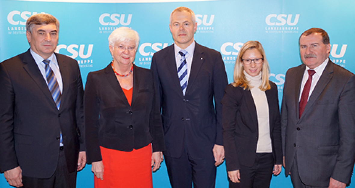 Die Vorsitzender der CSU-Landesgruppe, Gerda Hasselfeldt, der Parlamentarische Geschäftsführer, Max Straubinger, und der wirtschaftspolitische Sprecher der CSU-Landesgruppe, Karl Holmeier, begrüßten die Vertreter des DEHOGA Bayern.