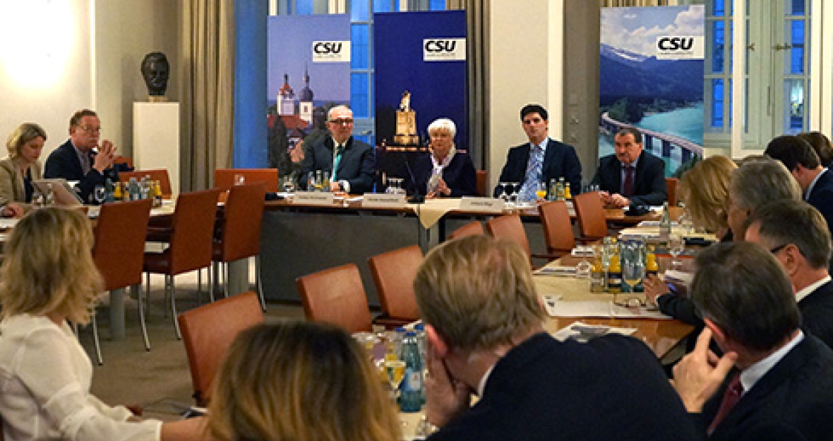 Die Wirtschaft liegt der CSU am Herzen – das gilt besonders für Mittelstand und Familienunternehmen. Mit einem neuen Veranstaltungsformat will die CSU-Landesgruppe in Berlin regelmäßig das Gespräch mit Unternehmern suchen. Die Wirtschaft liegt der CSU am Herzen – das gilt besonders für Mittelstand und Familienunternehmen. Mit einem neuen Veranstaltungsformat will die CSU-Landesgruppe in Berlin regelmäßig das Gespräch mit Unternehmern suchen.